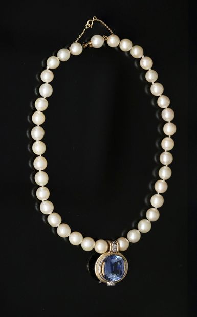NECKLACE of cultured pearls (D. 8/9mm) holding...