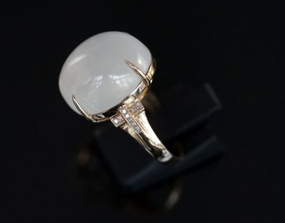 RING in 18k (750/°°) pink gold, set with...