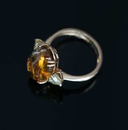 RING in 18k (750/°°) pink gold, centered...