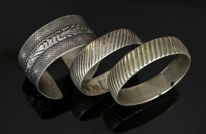 SET of 3 metal and silver bracelets min 800/°°...