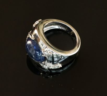 RING in 18k (750/°°) white gold centered...