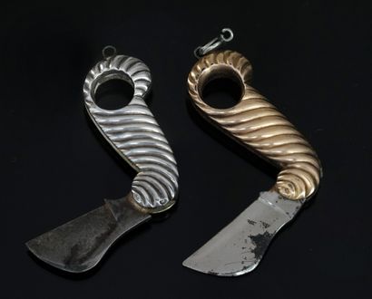 PAIRE de pendentifs coupe cigares en acier...