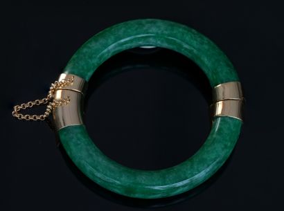 BRACELET in green jadeite, hinge and clasp...