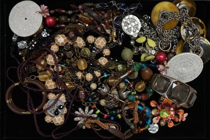 FANTAISIE - LOT of costume jewelry in gold...