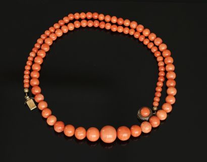 NECKLACE composed of round coral beads, in...