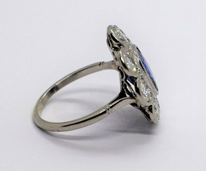 BAGUE « Pompadour » en platine, centrée d’un...