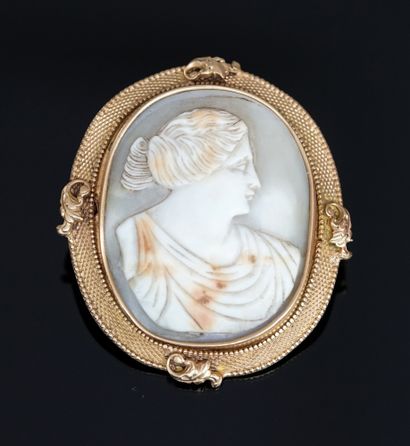 BROCHE Camée présentant un profil de femme...