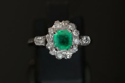 RING in 18k (750°/°°) white gold centered...
