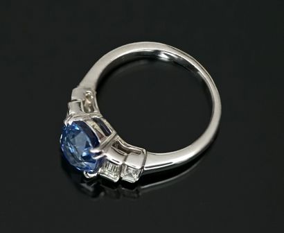 RING in 18k white gold (750°/°°) centered...