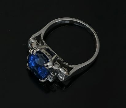 RING in 18k (750°/°°) white gold centered...