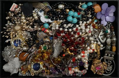 FANTAISIE - LOT of costume jewelry in gold...