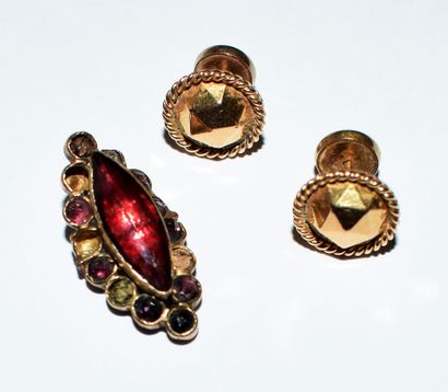 EARRINGS in 18K (750/°°) yellow gold featuring...