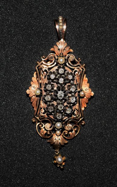 PENDENTIF BROCHE en or jaune 18K (750/°°),...