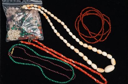 SET of 5 necklaces made of shell, garnet,...