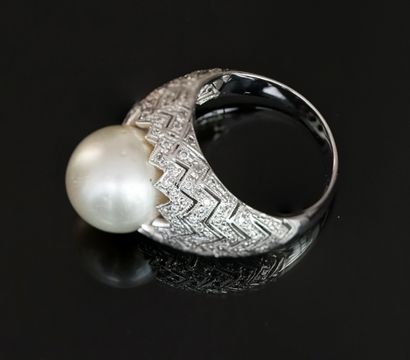 Dome ring in 18k (750/°°) white gold centered...