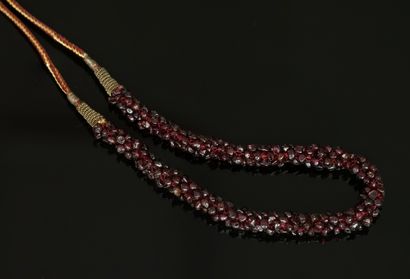 NECKLACE made of a braid of garnet chips,...