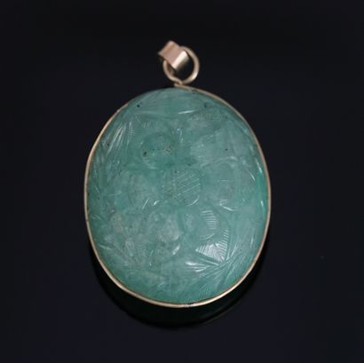 IMPORTANT PENDANT presenting an oval emerald...