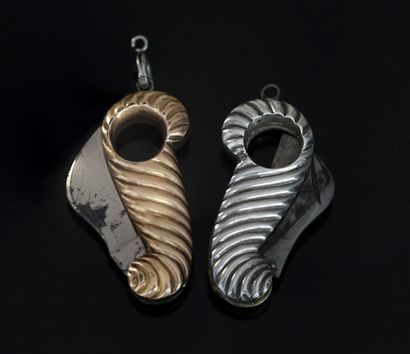 PAIRE de pendentifs coupe cigares en acier...