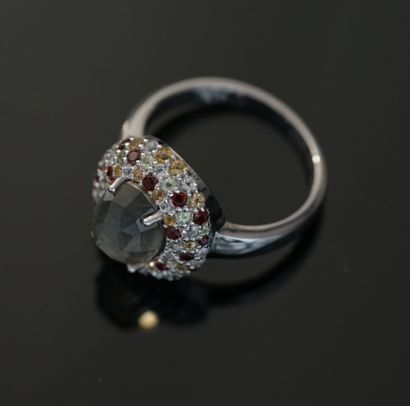 Silver ring 925°/°° centered of a faceted...