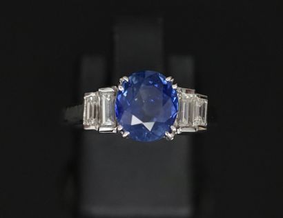 RING in 18k white gold (750°/°°) centered...