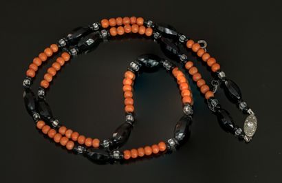NECKLACE composed of coral beads and onyx...
