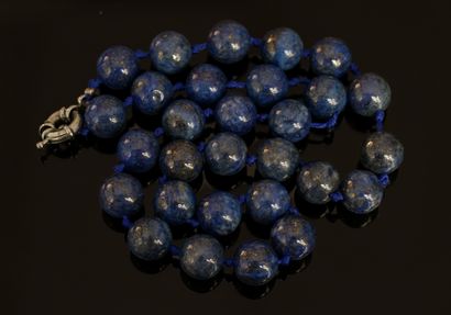 NECKLACE of lapis lazuli balls. Metal clasp....