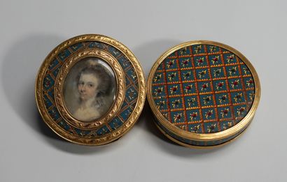 Round box, the interior in tortoiseshell,...