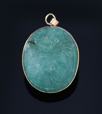 IMPORTANT PENDANT presenting an oval emerald...