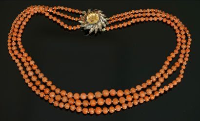 NECKLACE with 3 rows of round pearls of coral...