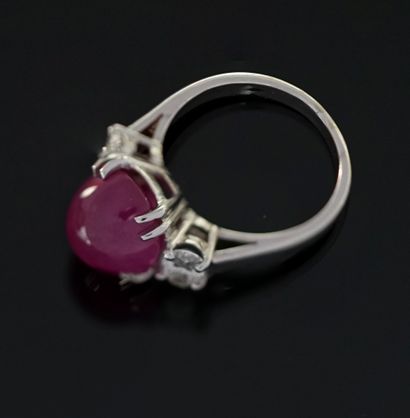RING in 18k white gold (750°/°°) centered...