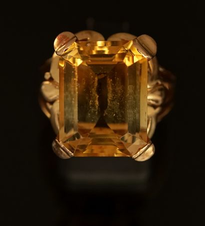 18k (750/°°) yellow gold ring with openwork...
