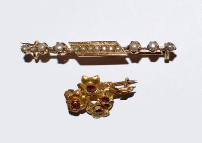 2 BROCHES en or jaune 18K (750/°°) l’une...