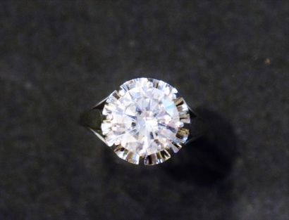 Solitaire ring in 18K (750/°°) white gold...