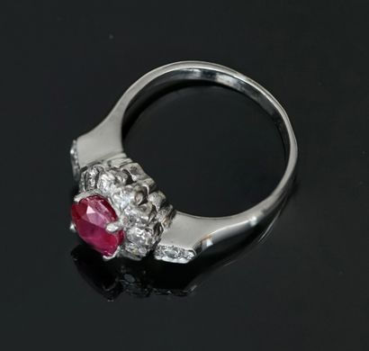 RING in 18k (750°/°°) white gold centered...