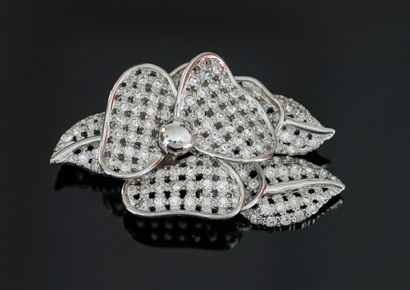 VALENTINO - White metal pin featuring a flower...
