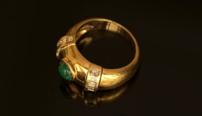 18k (750/°°) yellow gold ring centered on...