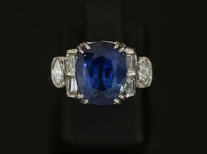 RING in 18k (750°/°°) white gold centered...