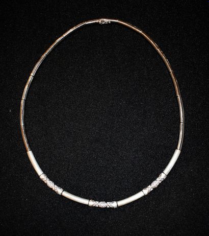 NECKLACE in 18K (750/°°) white gold, semi-rigid,...
