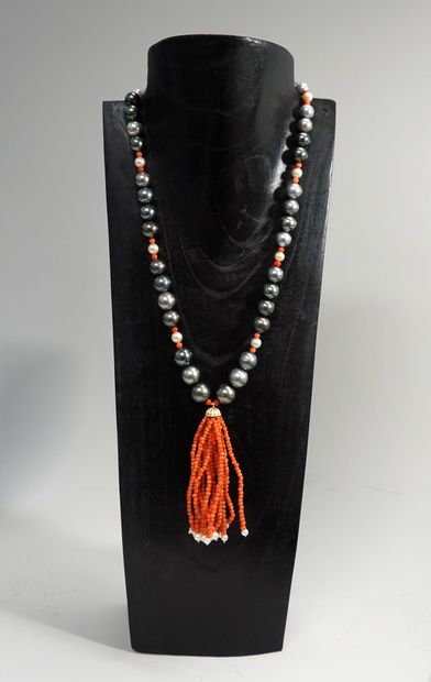 NECKLACE made of Tahitian pearls, 8mm to...