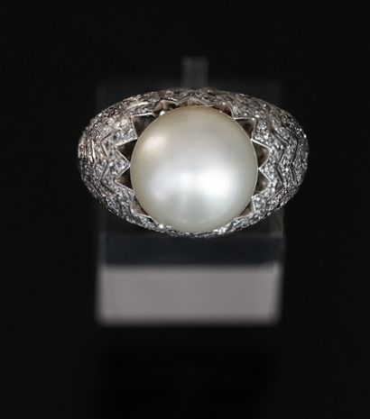 Dome ring in 18k (750/°°) white gold centered...