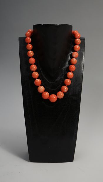 NECKLACE composed of orange coral balls in...