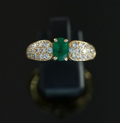 Yellow gold ring 18k (750/°°) centered on...