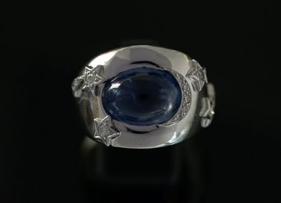 RING in 18k (750/°°) white gold centered...