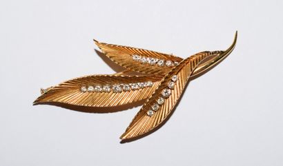 18K (750/°°) yellow gold BROCHURE featuring...