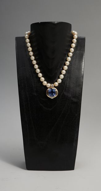 NECKLACE of cultured pearls (D. 8/9mm) holding...