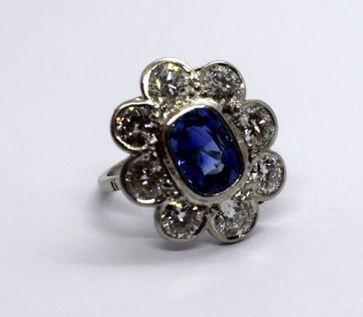 BAGUE « Pompadour » en platine, centrée d’un...