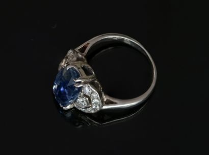 RING in 18k (750°/°°) white gold centered...