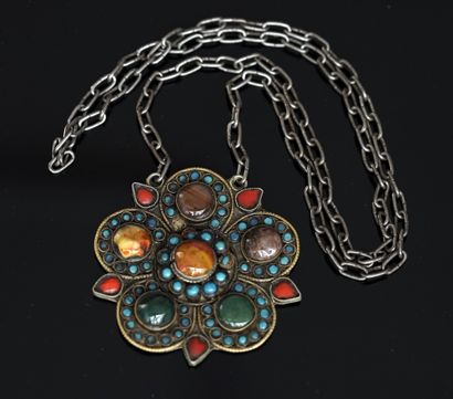 NECKLACE with large rosette pendant decorated...