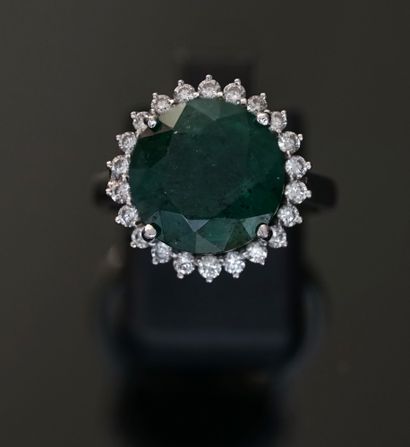 RING in 18k white gold (750°/°°) centered...