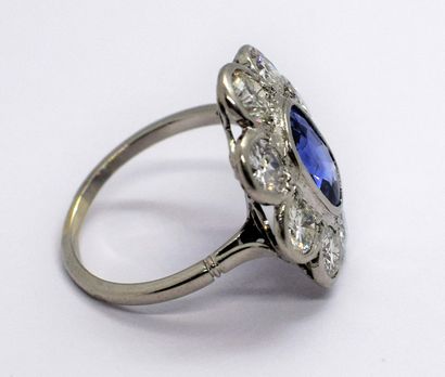 BAGUE « Pompadour » en platine, centrée d’un...